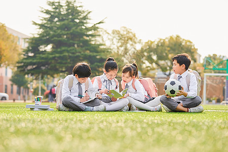 小学生操场上看书图片