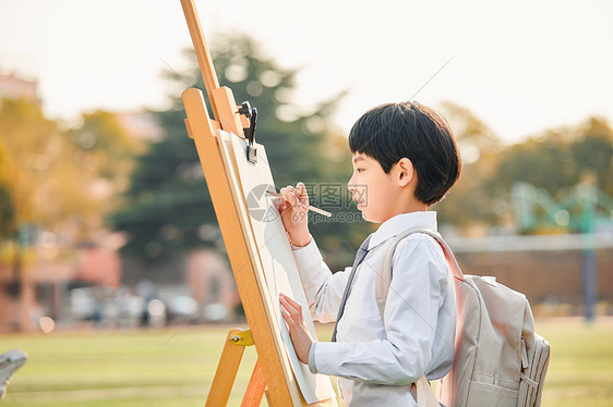 小学生操场上画画图片