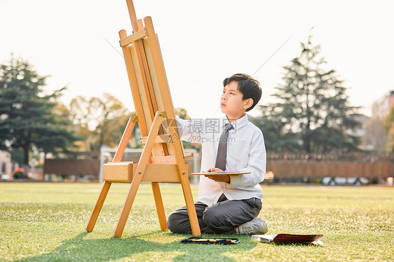 小学生操场上画画图片