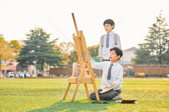 小学生操场上画画图片