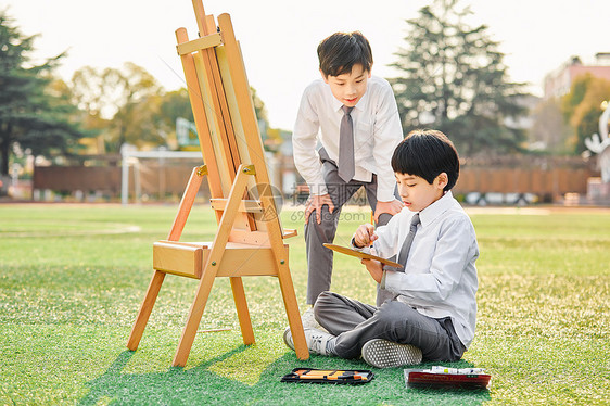 小学生操场上画画图片