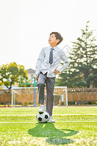 小学生操场踢足球图片