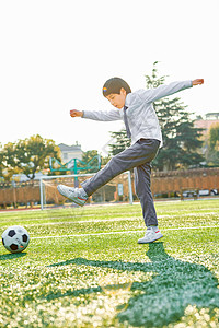 小学生操场踢足球图片