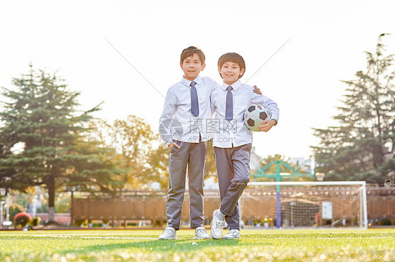 小学生操场踢足球图片