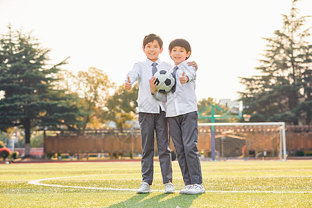 小学生操场踢足球高清图片