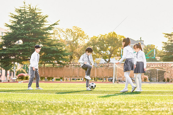 小学生操场踢足球图片