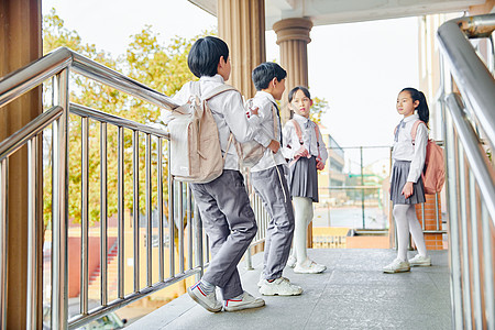 小学生放学图片