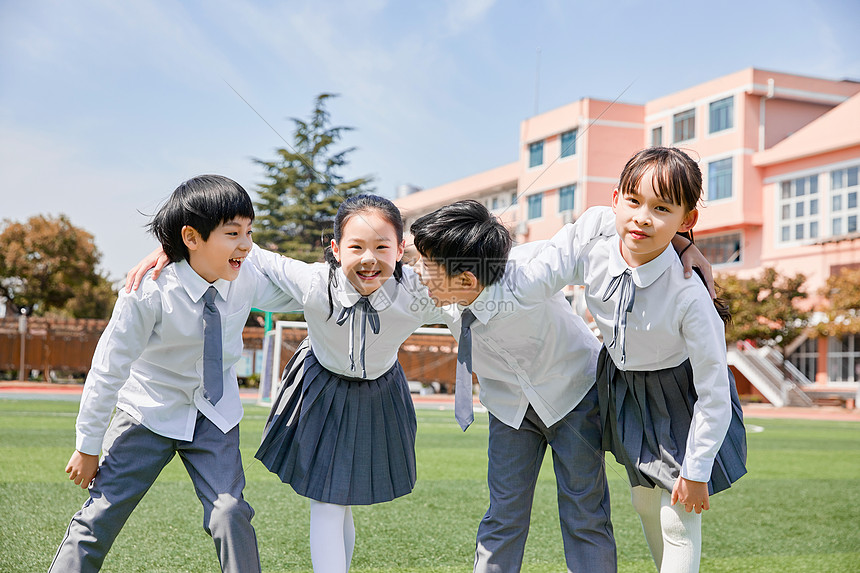 小学生操场活动图片