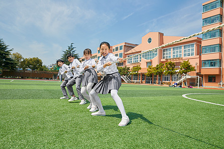 小学生拔河图片