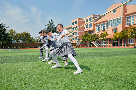 小学生拔河图片