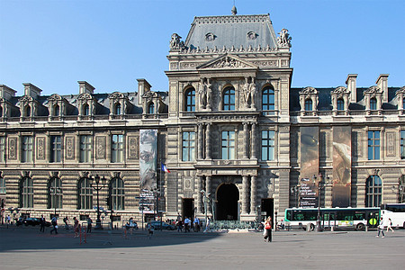 法国巴黎卢浮宫广场的外围建筑图片