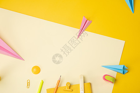 黄色创意桌面文具平铺图片