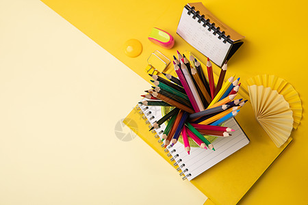 彩铅笔黄色创意桌面文具平铺背景