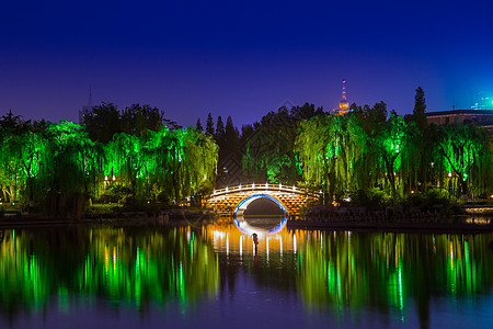 济南大明湖夜景图片