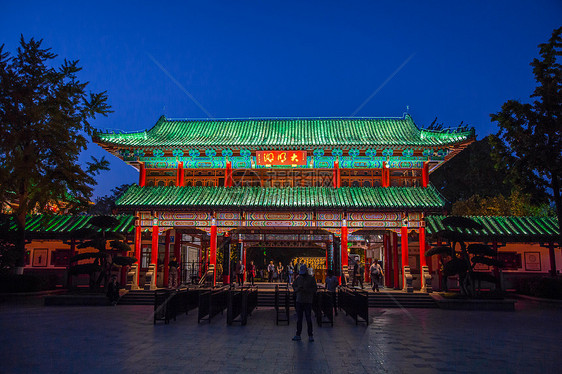 济南大明湖夜景图片