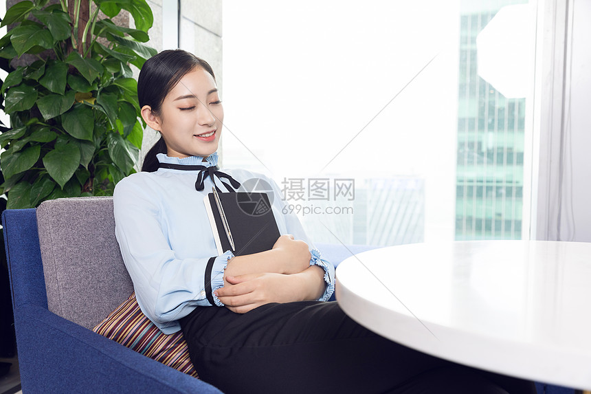 商务女性休息图片