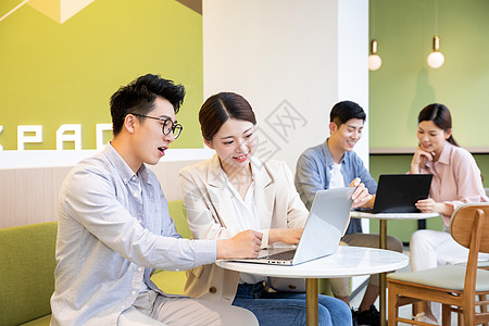 人物 交谈背景-人物 交谈摄影图片-商务人士酒店谈论工作图片-摄图网