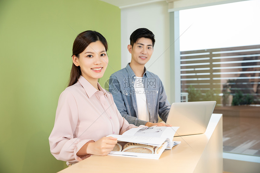 青年男女休闲学习图片