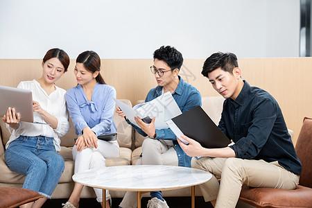 看书学习青年男女学习交流背景