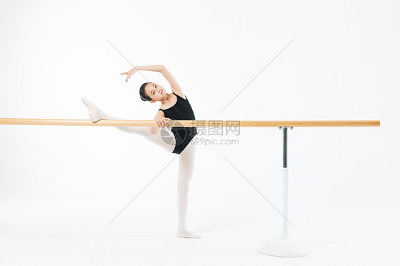 小女孩专业练舞压腿图片