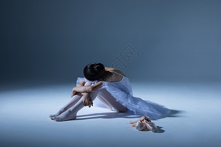 芭蕾舞蹈培训小女孩厌倦练舞背景