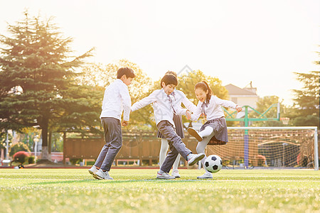 小学生操场踢足球图片