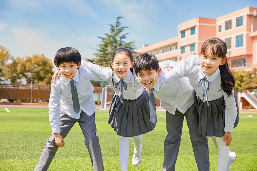 小学生操场活动图片