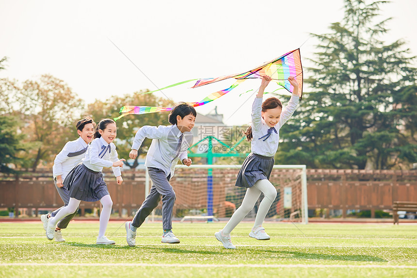 小学生放风筝图片