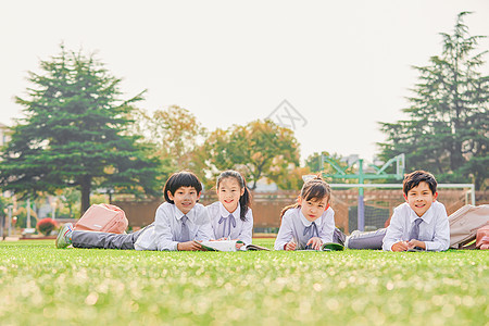 小学生户外阅读图片