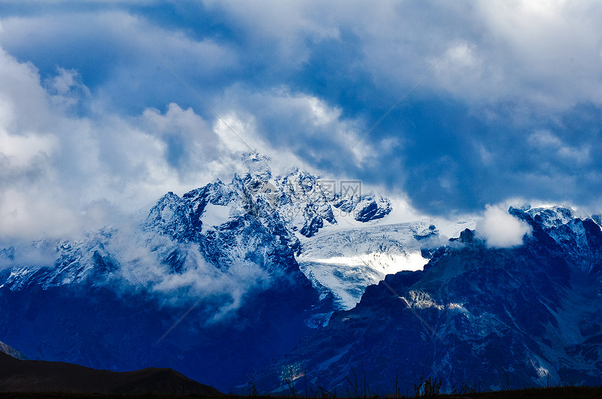 梅斯蒂亚雪山图片