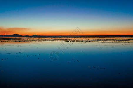 乌尤尼盐湖日出高清图片