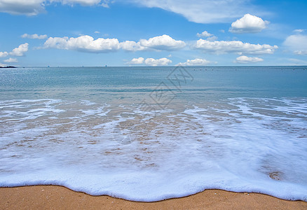 蓝天沙滩惠州巽寮湾海浪沙滩背景