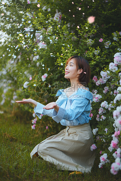 蔷薇花与美女图片