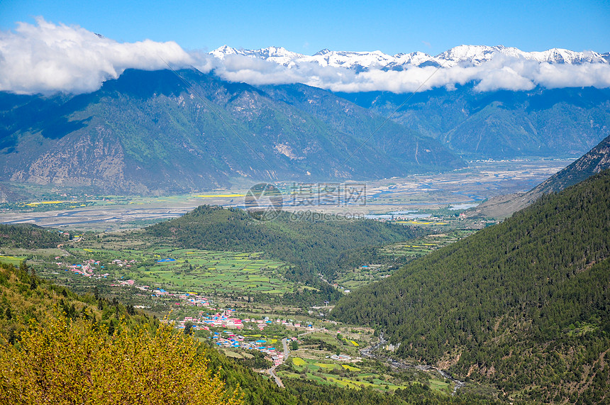 雪山下的林芝城图片