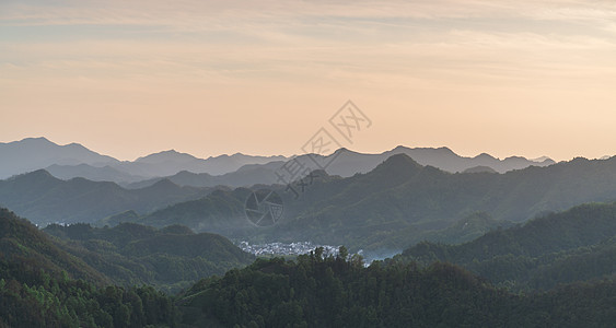 夕阳群山与村落图片