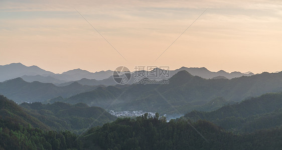 夕阳群山与村落图片