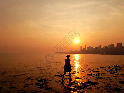 印度女孩印度孟买日落孤独的小女孩背景