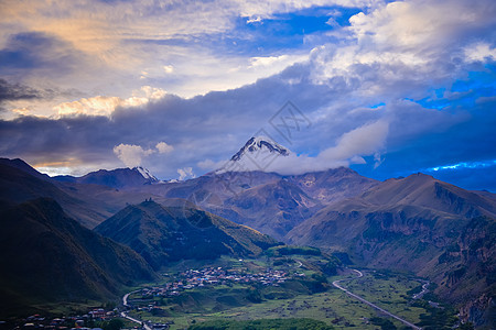 卡伦格丹卡兹别吉峰背景