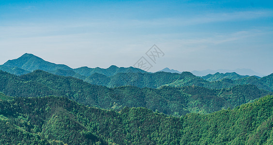 群山与蓝天背景图片