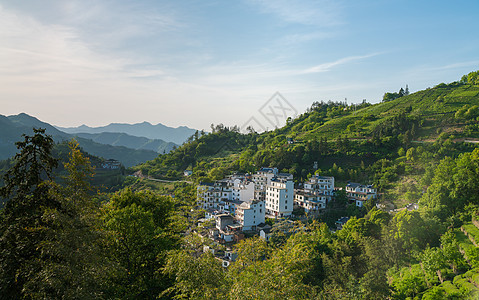 清晨群山和村庄背景图片