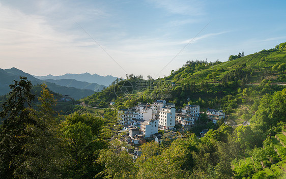 清晨群山和村庄图片