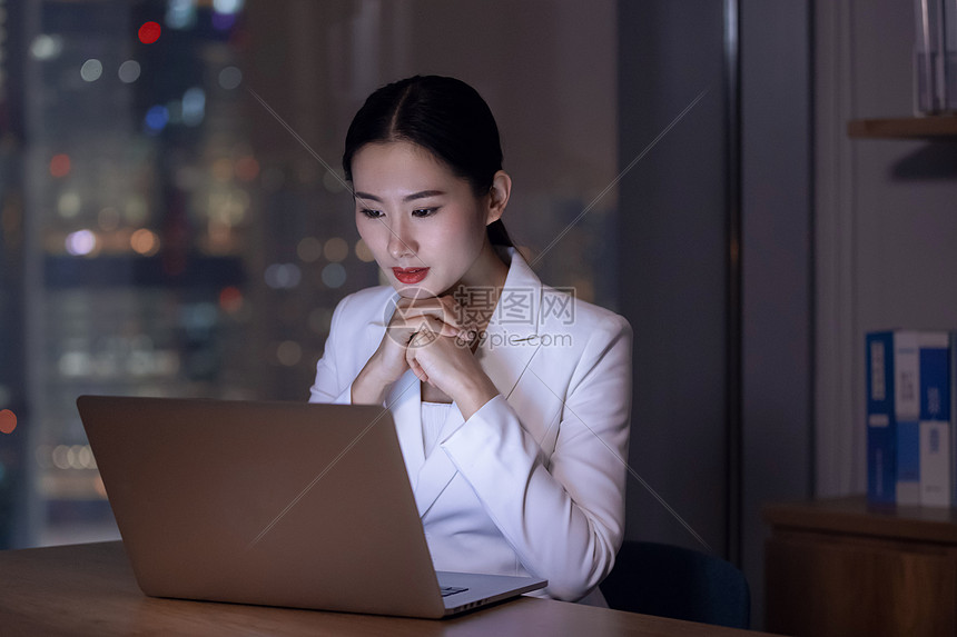 商务女士办公室加班高清图片下载-正版图片501302225-摄图网