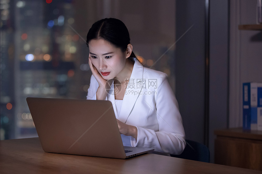 商务女士办公室加班高清图片下载-正版图片501302226-摄图网