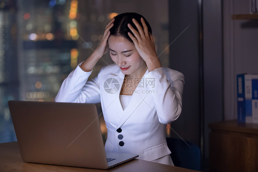 职场女性深夜办公室加班高清图片下载-正版图片501302240-摄图网