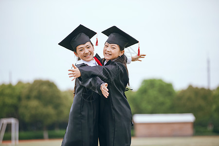 学生毕业拥抱告别图片