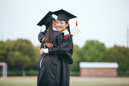 学生毕业拥抱告别图片