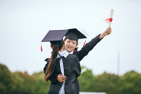 学生毕业拥抱告别图片