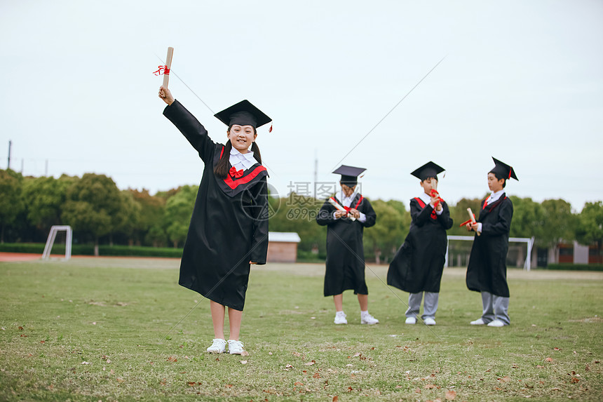 小学毕业生手举证书图片