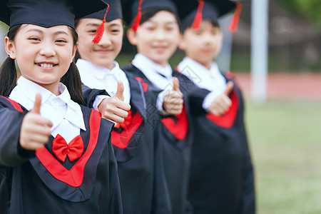 小学毕业生操场上点赞图片