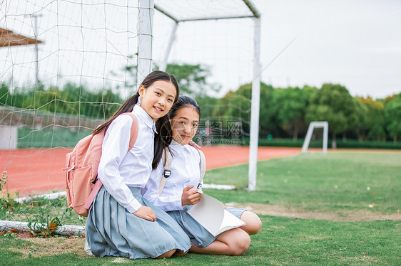 小学生操场看书图片